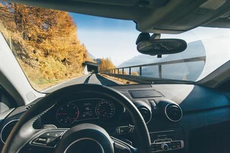 Como mantener limpios los cristales del coche en verano