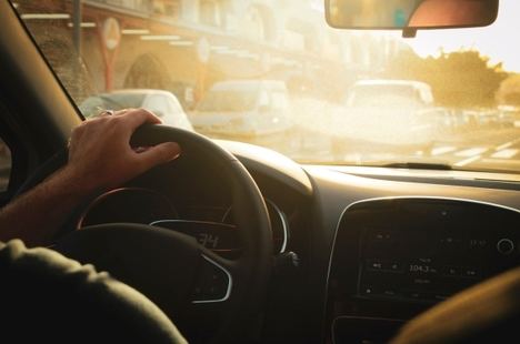 ¿Cómo afectan el sol y el verano a la conducción?
 