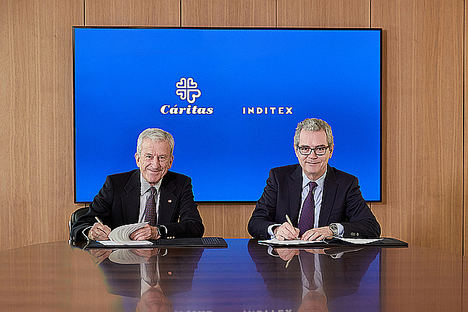 Pablo Isla, presidente de Inditex, junto al presidente de Cáritas Española, Manuel Bretón.