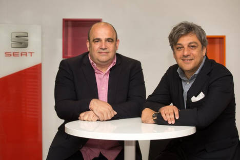 Carlos Blanco, socio fundador de Conector, y el presidente de SEAT, Luca de Meo, en las oficinas de SEAT.
