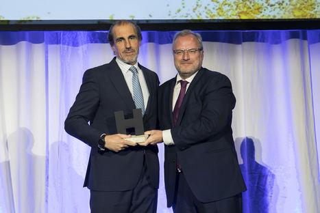 Carlos Calero (izda.) recoge el premio Hostelco Awards.