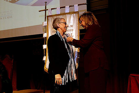 Carmen Slocker entrega el galardón a Elena López Eusebio, gerente del hospital Fraternidad-Muprespa Habana.