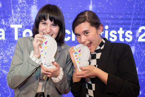 Carmen y Sara con sus trofeos.