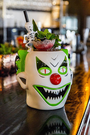 «THE JOKER» La escalofriante locura de sabores llega con este cóctel en Halloween a SASHA BOOM