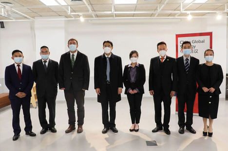 El Director General de la UPF-BSM, José M. Martínez-Sierra, junto al Cónsul General de la República Popular de la China en Barcelona, el Sr. Zhu Jungyang; la Directora Ejecutiva de la China Global Strategy, Qianying-Núria Zhou, y los miembros del Advisory Board de la China Global Strategy.