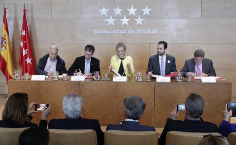 Cristina Cifuentes firma con los sindicatos tres acuerdos que mejoran las condiciones de trabajo de los empleados públicos