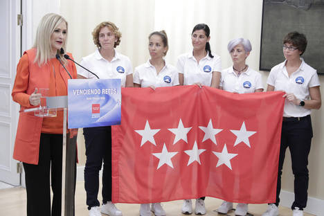 Cifuentes recibe a las cinco mujeres que participan este año en el “Reto Pelayo Vida”