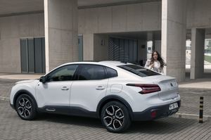 Los nuevos Citroën ë-C4 X 100% eléctrico y C4 X, desafían lo convencional