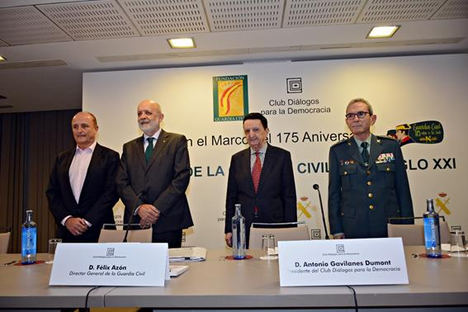 De izqda. a dcha.: Miguel Sebastián, exMinistro de Industria; Félix Azón, Director General de la Guardia Civil; Antonio Gavilanes, Presidente del Club Diálogos para la Democracia y José María Feliz Cadenas, General de Brigada de la Guardia Civil y Director Gerente de la Fundación Guardia Civil.