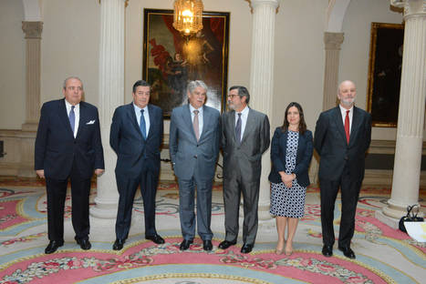 De izqda a dcha: el embajador Javier Elorza; Juan Landecho, vicepresidente del Club de Exportadores; Alfonso Dastis, ministro de Asuntos Exteriores; Antonio Bonet, vicepresidente del Club de Exportadores e Inversores; Cristina Serrano, directora general de Relaciones Económicas Internacionales, y el embajador Ramón Gil-Casares.
