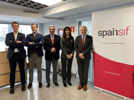 De izda. a dcha.: Oscar Mateos, responsable de Desarrollo de Negocio de Servicios Operativos de Cecabank; Emilio Ayanz, socio de CREAS; Fernando Gómez-Bezares, catedrático de Finanzas en Deusto Business School; Claudia Antuña, analista de Inversiones en AFI; y Joaquín Garralda, presidente de Spainsif, tras la finalización de la jornada celebrada en Madrid.