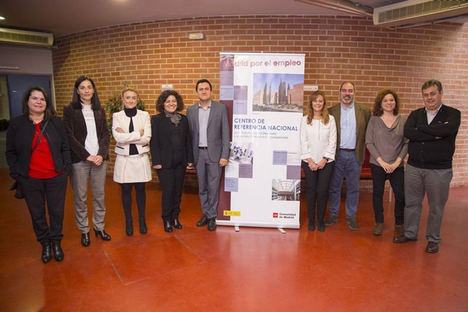 De izda a dcha.: María Cruz Gaya, Directora titulaciones área TIC. Escuela AID. Universidad Europea de Madrid. Belén López Martínez, Directora formación y proyecto CCOO Servicios. Nuria Martínez López, Instituto Nacional de las Cualificaciones. Ministerio Educación Cultura y Deporte. Elena Granados Vaquero, Subdirectora General de Formación de la Consejería de Economía, Empleo y Hacienda. D.G. de Formación. Javier Rodríguez Pascua, director del CFTIC. Carmen Orgambide Pinto, Jefa de Servicio de Centros Propios de Formación y Coordinación Territorial. Fernando Gutiérrez, Servicio de Centros Propios de Formación. Almudena Muñoz Velamazán, Técnico CCOO Servicios. Manuel Francisco Sánchez Montero, Secretario Acción Sindical CCOO Servicios.