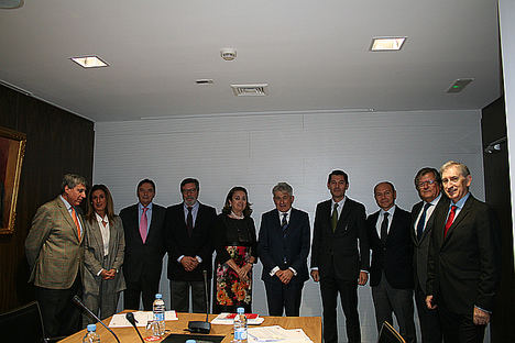 De izda. a dcha.:  José Luis García Delgado, Rosario Fernández (Banco Sabadell), Luis Souto (Banco Sabadell), Antonio Bonet, Carmen Mur, Valentín Pich, Patricio Rosas, José Carlos Sánchez, Ramón Madrid y José Antonio Martínez.