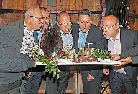 Los socios de Control Group y Josep Obiols, consejero delegado del grupo, soplando las velas del 40º aniversario en el almuerzo que la empresa ha ofrecido para sus socios, partners y diversas instituciones y entidades de la Cataluña central en la bodega Abadal.