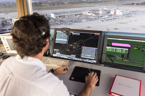 Controlador de ENAIRE en la Torre de Palma.