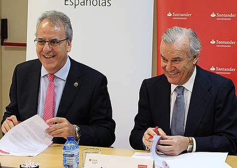 Segundo Píriz, presidente de Crue Universidades Españolas, y Rodrigo Echenique, vicepresidente de Banco Santander, durante la firma.