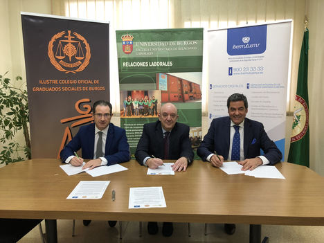 Óscar Sáez Sastre, director de Ibermutuamur en Burgos, Antonio Granados Moya, director de la Escuela Universitaria de Relaciones Laborales, y Benito Sáiz Colina, presidente del Colegio Oficial de Graduados Sociales de Burgos.