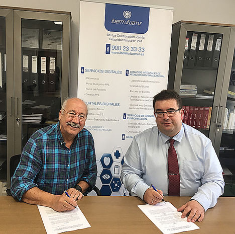 Fernando Villalobos Cabrera, presidente de la Asociación Altruista es Refugi, y Eduardo Zurdo Palacios, director de Ibermutua en Illes Balears.