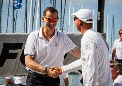 Felipe VI luce gafas de sol Bollé durante la Copa del Rey Mapfre de vela