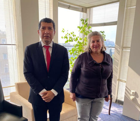 El Embajador de Nicaragua, Cro. Carlos Midence y la Directora General del Departamento de Relaciones Bilaterales con países de América Latina del Ministerio de Asuntos Exteriores, señora Embajadora Nafsika Vrailia, en la sede del Ministerio de Asuntos Exteriores.