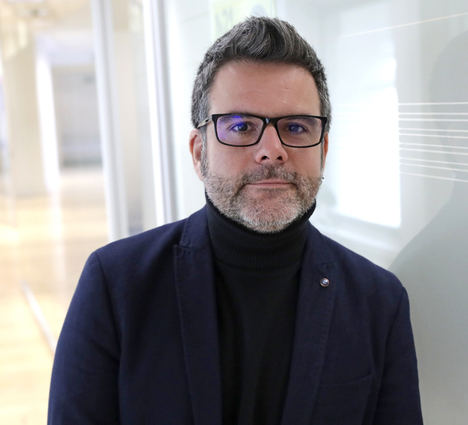 César de la Cruz, Oracle.