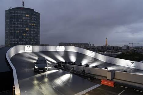 Cupra toca el cielo en una terraza de París