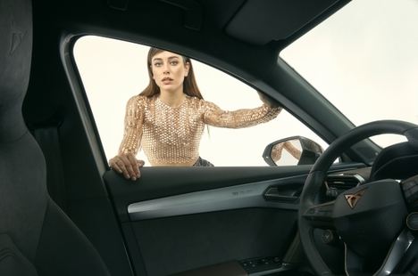 Blanca Suárez brilla junto al Cupra Formentor VZ5 Taiga Grey
 