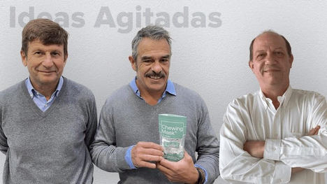 Curro Espinós y José Antonio González-Cuevas, de Ideas Agitadas, junto con Marcos Isamat, director científico del proyecto.