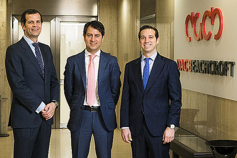 De izqda. a dcha.:  Íñigo Cid-Luna, socio de Asjusa Abogados y ahora nuevo socio DAC Beachcroft; Gustavo Blanco, responsable de DAC Beachcroft en España y director de desarrollo internacional de la firma a nivel global; y Eduardo Asensi, socio director de Asjusa Abogados y ahora nuevo socio de DAC Beachcroft.