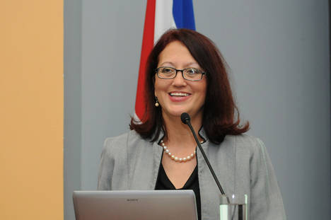Dña. Doris Osterlof.