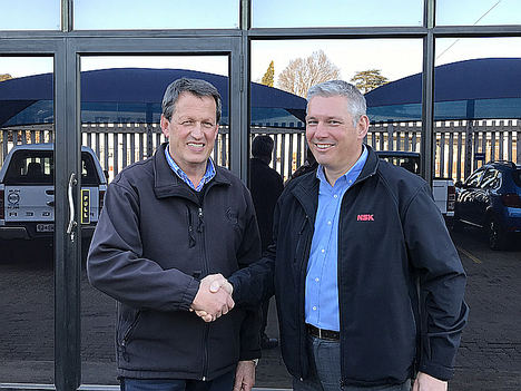 Dave Balocco, Director General de DELBA Electrical con Tim Cains, Director de los Servicios AIP Europeos en NSK Europe.