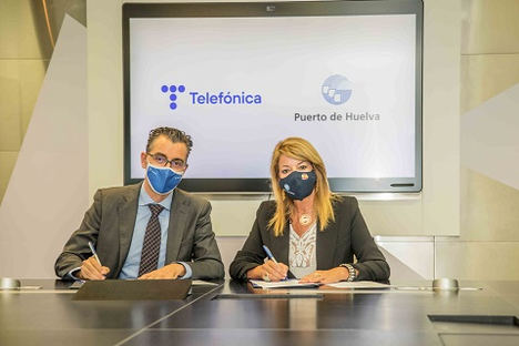 De dcha. a izqda.: Pilar Miranda, presidenta del Puerto de Huelva, y Joaquín Segovia, director del Territorio Sur de Telefónica España.