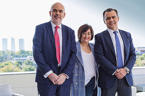 De izqda. a dcha.: César Mejías, Paloma Llaneza y Santiago Gómez Sancha.