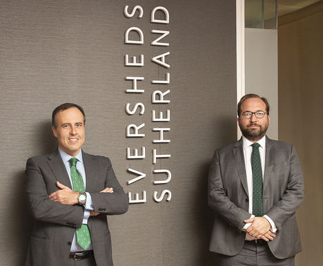 De izqda. a dcha.: Manuel López y Jacobo Martínez, socio director de Eversheds Sutherland.