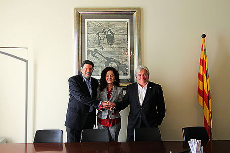 De izqda a dcha: Ernesto Meana, vicepresidente jurídico nacional de la AMPI; Silvia Elías, presidenta de FIABCI México; y Ramón Riera, presidente de FIABCI Spain & Europe; en el Colegio de APIs de Barcelona.