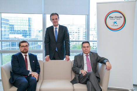 De izqda a dcha: Pawel Chorazy, viceministro de Inversión y Desarrollo de Polonia, Jordi Gual, presidente del grupo CaixaBank y Francisco Javier Sanabria Valderrama, embajador de España en Polonia.