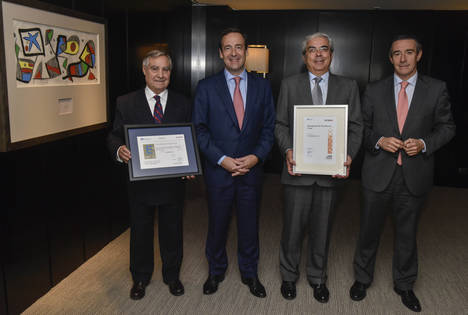 De izquierda a derecha, Carlos Esteban, presidente de AENOR; Gonzalo Gortázar, consejero delegado de CaixaBank; Ignacio Babé, secretario general del Club Excelencia en Gestión (CEG), y Juan Antonio Alcaraz, director general de CaixaBank 