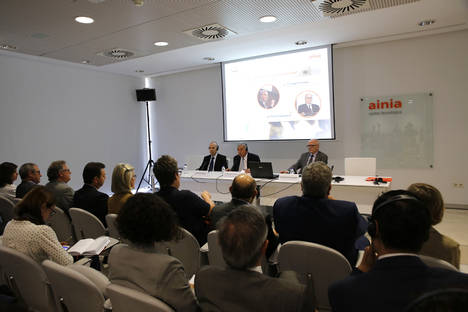 De izquierda a derecha,  Dr. Roger Kornberg, Premio Nobel de Química 2006, Sebastián Subirats, director general de AINIA centro tecnolñogico y el Dr. Finn Erling Kydland, Premio Nobel de Economía 2004