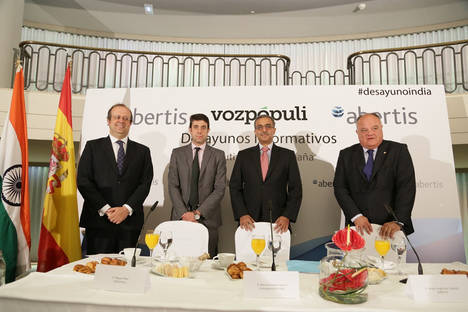 De izqda a dcha: Sr. César Chiva (CEO de Executive Forum, Sr. Miguel Alba, director de Vozpopuli, Sr. Bala Venkatesh Varm, Embajador de India en España y Sr. Sergi Loughney Castells, director de Relaciones Institucionales y Responsabilidad Social Corporativa de Abertis,