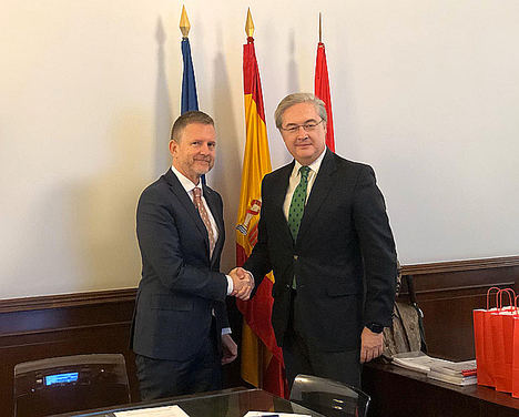Dionisio Martínez de Velasco, Managing Director de Drager Iberia y Rafael Fernández-Chillón, presidente de la Fundación CEA.