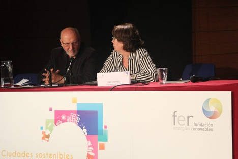 Domingo Jiménez Beltrán e Inés Sabanés en la clausura de la Jornada.