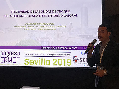 El doctor Ricardo Llavona, jefe del Servicio de Rehabilitación de Ibermutua en Asturias, durante la presentación de su ponencia.