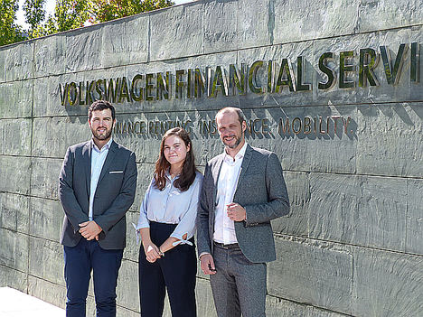 De izq. a dcha.: Aitor Tena, Director de RRHH y
Organización de VWFS, Irene Sanz Marcos, estudiante dual de ADE de EWA y
VWFS, Andrés Antolín, Director de EWA).