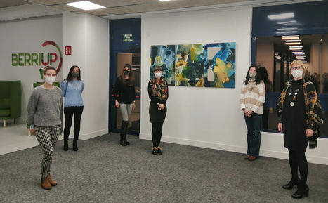 La artista Marina Etxeberria (primera por la izquierda) junto a su obra e invitadas en BERRIUP GALLERY.