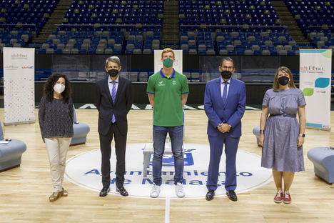 De izqda. a
dcha.: La  Directora de Área de Gabinete Técnico de Unicaja Banco, Marta Bravo;  el Director del Proyecto Edufinet, José M. Domínguez; Alberto Díaz, jugador  del  Unicaja  Baloncesto;  el  Director  General  de  la Fundación Unicaja,  Sergio  Corral,  y  María  del  Mar Molina, miembro del equipo de trabajo  de  Edufinet.