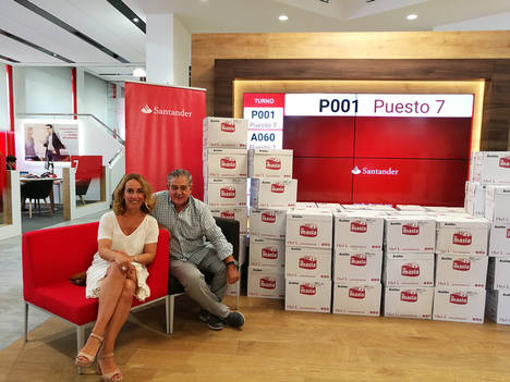 El Banco de Alimentos de Mallorca recibe 1.050 litros de aceite de los Voluntarios Solidarios de Banco Santander