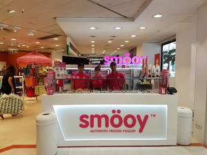 El Corte Inglés de Colón en Valencia incorpora la primera heladería de yogur de la franquicia smöoy