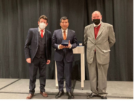 El Embajador de Nicaragua, compañero Carlos Midence, recibiendo el reconocimiento de Eugenio de Quesada (izqda.) y Carlos Ortiz (dcha.), Co Presidentes de la Conferencia Iberoamericana de Ministros y Empresarios de Turismo (CIMET).