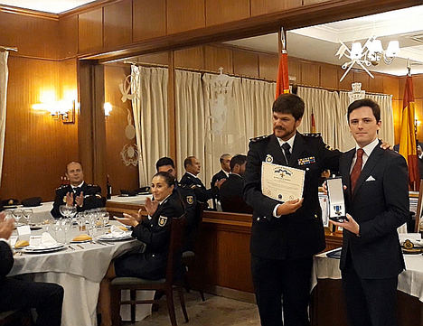 Juan Manuel Quintana (dcha) recibiendo condecoración.