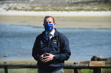 Virginijus Sinkevičius, comisario de Medio Ambiente, Océanos y Pesca, durante su visita a las Islas Cíes.